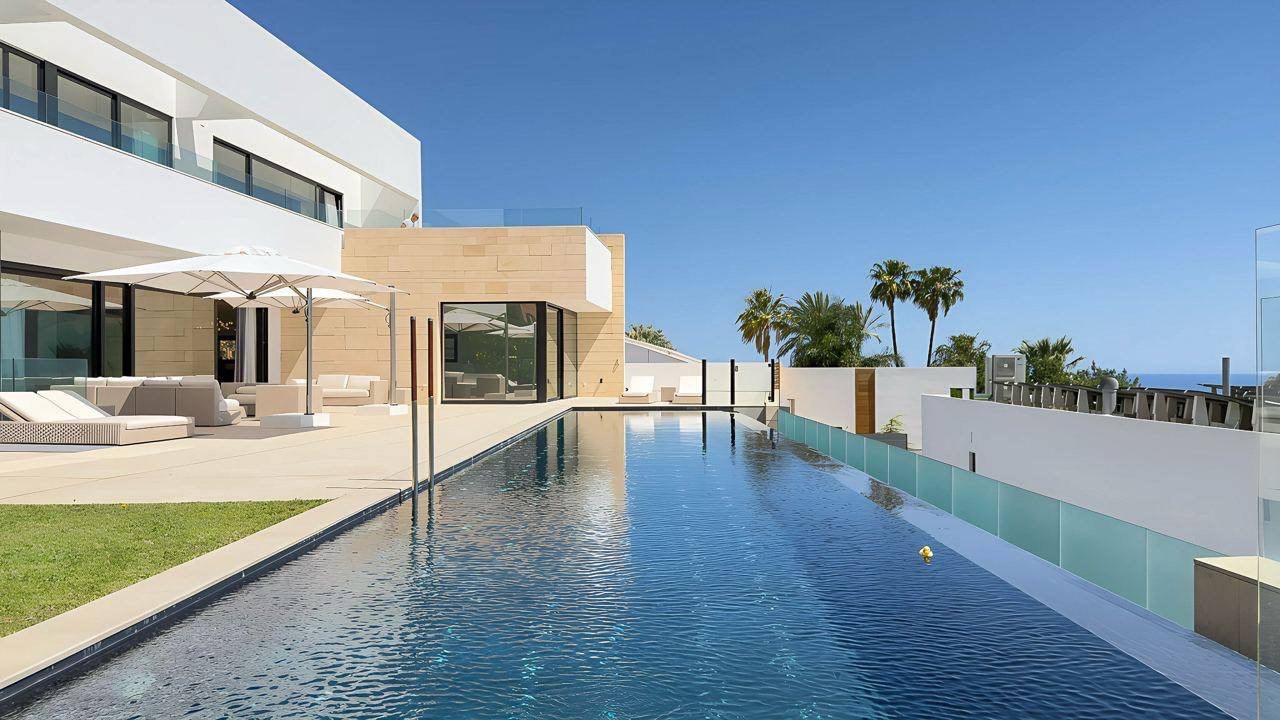 Villa moderna con piscina y vistas al mar en la Costa Blanca